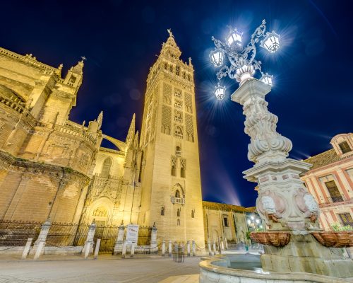 Giralda es el nombre que recibe el campanario de la Catedral de Santa María de la Sede de la ciudad de Sevilla, en Andalucía, España. Los dos tercios inferiores de la torre corresponden al alminar de la antigua mezquita de la ciudad, de finales del siglo XII, en la época almohade, mientras que el tercio superior es una construcción sobrepuesta en época cristiana para albergar las campanas. En su cúspide se halla una bola llamada tinaja sobre la cual se alza el Giraldillo.